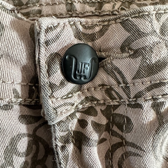 Lightweight Skinny Jeans in Taupe Lace color/pattern Size 27 EUC - Picture 3 of 11